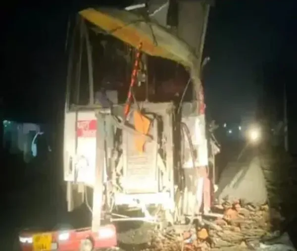 bus jpg e1703586305574 ताजनगरी से नेपाल जा रही रोडवेज बस खड़ी ट्रैक्टर ट्रॉली से टकरा गई, दो दर्जन यात्री घायल