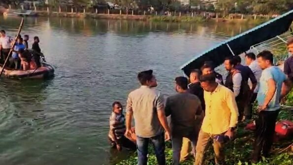 1 23 2 छात्रों से भरी नाव झील में पलटी, नौ बच्चों सहित दो शिक्षक की मौत