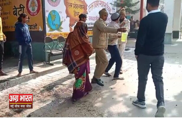 1 58 1 e1706711105160 मैनपुरी: जमीन पर कब्जे को लेकर किसान ने परिवार सहित डीएम कार्यालय पर आत्मदाह का प्रयास, होमगार्ड ने जान बचाई