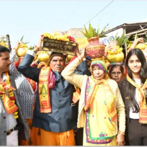 1 88 शिव पुराण कथा के शुभारंभ पर निकाली गई कलश यात्रा