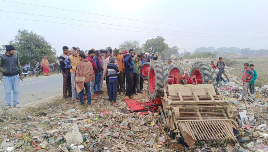 IMG 20240119 WA0501 घिरोर कुरावली मार्ग पर ट्रैक्टर पलटने से एक की मौत ,दूसरा घायल