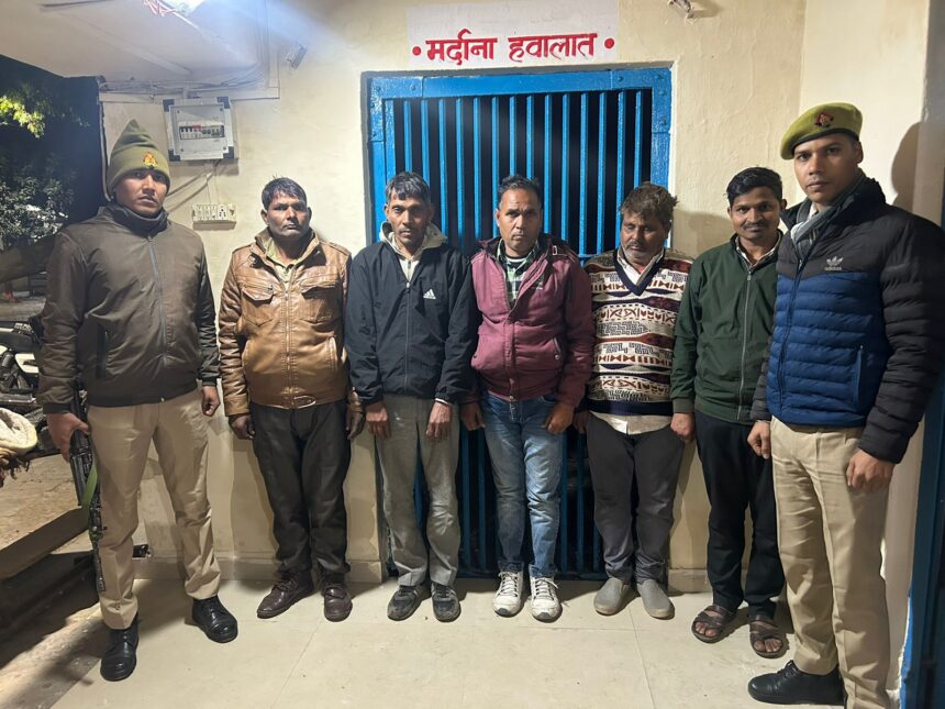 IMG 20240119 WA0528 पुलिस ने जुआ और सट्टे की खाई बड़ी करते हुए पांच लोगों को किया गिरफ्तार 72000 रुपए वह मोबाइल पर्ची बरामद