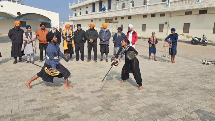 IMG 20240120 WA0264 गुरु हरगोबिंद साहिब जी द्वारा शुरू की गई विद्या को फैला रहा है सेवक जत्था गुरु का ताल