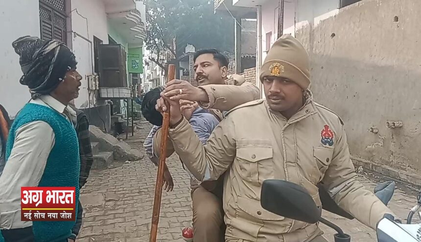 IMG 20240131 WA0407 आगरा पुलिस ने दिखाई मानवता, बेहोश पड़े बच्चे को कंधे पर पहुँचाया अस्पताल"