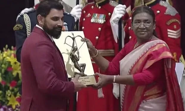 shami jpg National Sports Awards: मोहम्मद शमी अर्जुन पुरस्कार से सम्मानित, वनडे विश्व कप में शानदार प्रदर्शन का मिला इनाम, दो साल बाद किसी क्रिकेटर को मिला यह अवॉर्ड