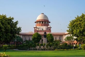supreme court पतंजलि को अवमानना नोटिस का जवाब नहीं देने पर रामदेव-बालकृष्ण को पेश होने का आदेश
