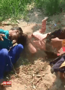 0 20 पुलिस की लापरवाही: लाठी-डंडे से लहूलुहान हुए लोग, वीडियो वायरल