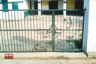 0 3 Agra: नगला गढ़ीमा के प्राथमिक विद्यालय में बच्चों के हक पर डाला जा रहा डाका