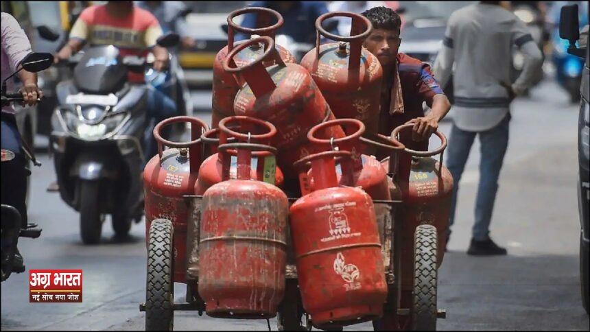 lpg 1701406937 एलपीजी गैस सिलेंडर की कीमतों में फिर हुआ इजाफा, व्यावसायिक उपभोक्ताओं पर महंगाई का बोझ