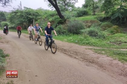 4 2 विदेशी पर्यटकों ने आगरा में साइकिल यात्रा के दौरान किया सीड बॉल का रोपण