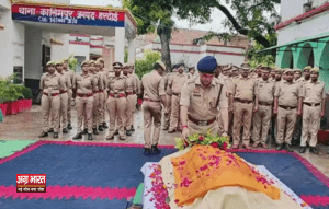 1 18 हरदोई में दर्दनाक हादसे के बाद शोक: एसपी ने कांस्टेबल शशि सिंह के पार्थिव शरीर को दिया कंधा, दी अंतिम श्रद्धांजलि