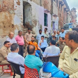 2 23 Agra: बेलनगंज में बिल्डिंग ढहने पर कैबिनेट मंत्री का तत्काल एक्शन; मौके पर भेजे गए पुत्र