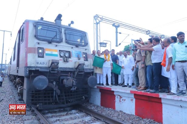 2 5 टूंडला को मिली नई सौगात: तेजस एक्सप्रेस का ठहराव हुआ शुरू