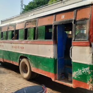 IMG 20240817 175927 एटा अलीगंज मार्ग पर दौड़ती डग्गेमार बसें, निगम को दे रही हैं घाटा