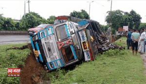 1 44 बारिश के चलते हादसे और जलजमाव की घटनाएं, गिरे मकान, सड़क किनारे खड़ा ट्रक नाले में