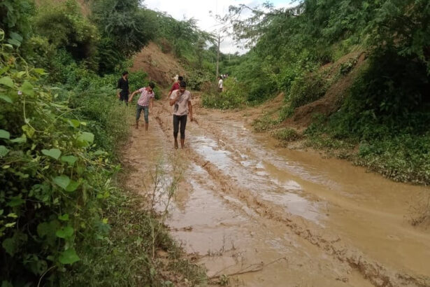 1 93 e1726844950963 यमुना के कटाव से सड़क धंसी, ग्रामीणों का जनजीवन अस्त-व्यस्त#AgraNews