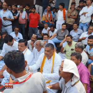 2 18 प्रशासन द्वारा किरावली बाजार में तोड़फोड़ के विरोध में धरने पर बैठे व्यापारी