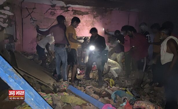 Firojabad Factory Blast फिरोजाबाद: पटाखा फैक्ट्री में भयानक विस्फोट, मकान ढहे; एक की मौत, तीन घायल