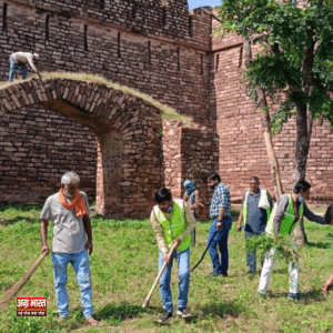 1 28 Agra:  स्वच्छता ही सेवा के तहत चला स्मारकों में सफाई अभियान