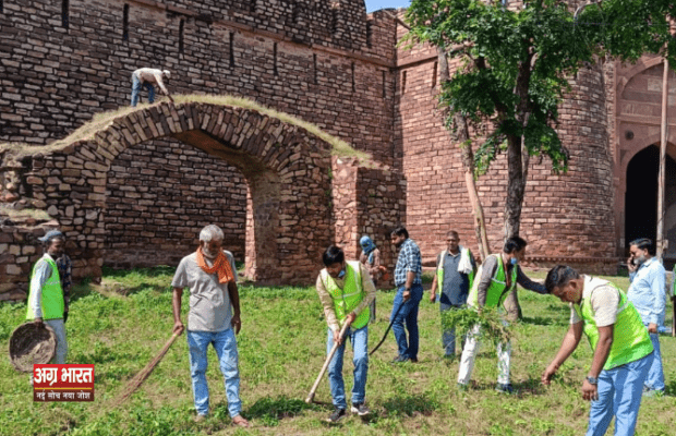 1 28 e1727877629690 Agra:  स्वच्छता ही सेवा के तहत चला स्मारकों में सफाई अभियान