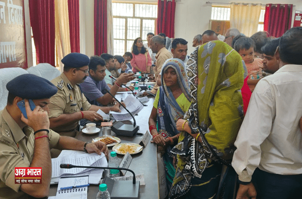 1 54 सम्पूर्ण समाधान दिवस: जिलाधिकारी ने सुनी जनता की समस्याएँ, त्वरित निस्तारण का दिया आश्वासन; 183 शिकायतें प्राप्त, 14 का मौके पर निस्तारण