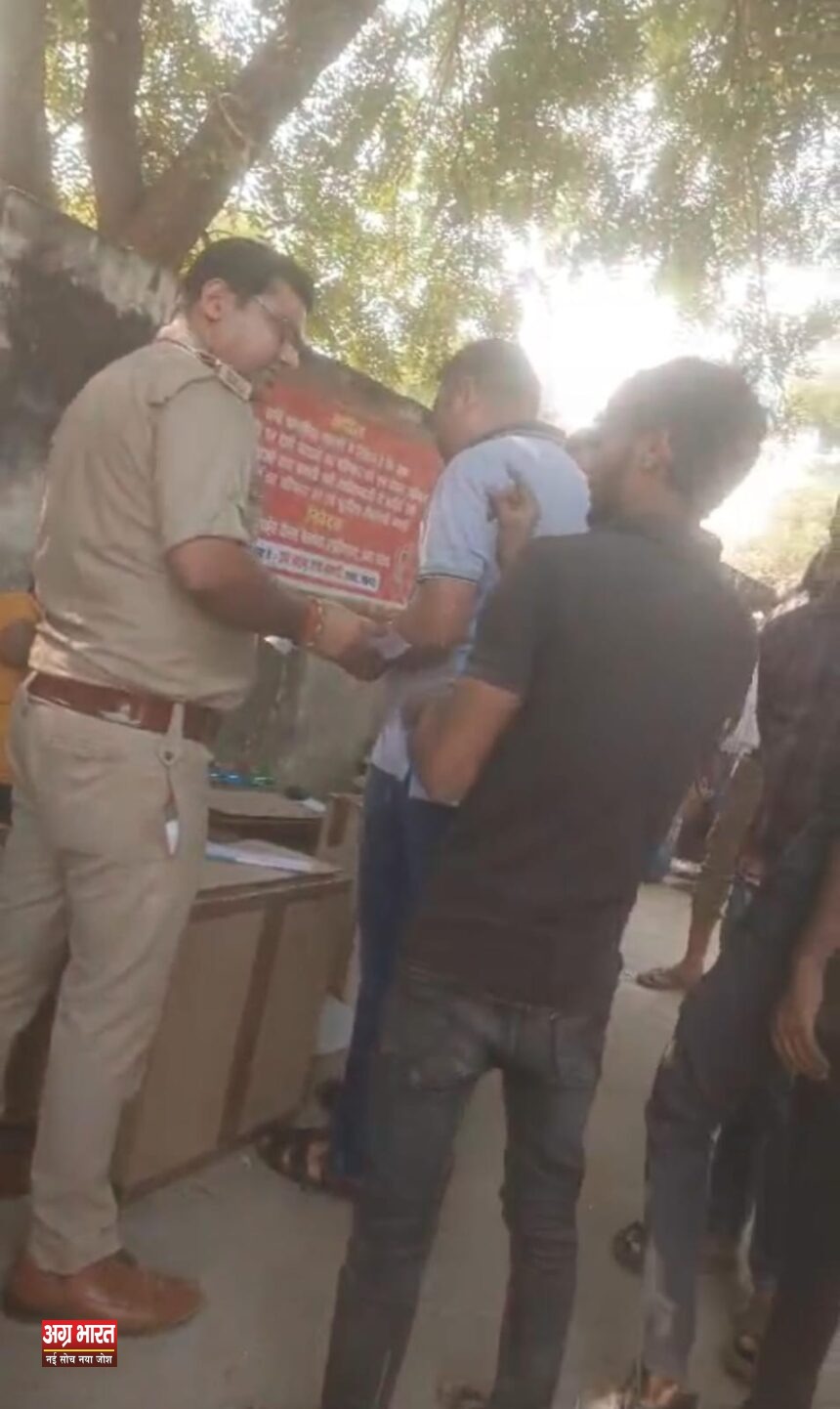 IMG 20241030 WA0272 आतिशबाजी के गोदाम से मुफ्त में माल लेते नजर आए पुलिसकर्मी, वीडियो वायरल