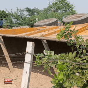 truck जैतपुर: बालू से भरा ट्रक पलटा, डेयरी की लाइन क्षतिग्रस्त, बड़ा हादसा टला