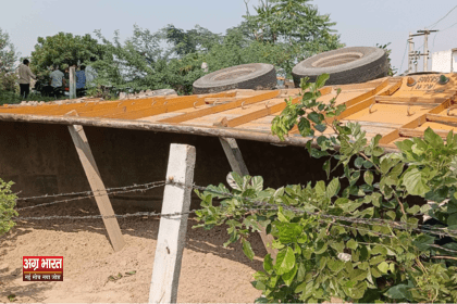 truck जैतपुर: बालू से भरा ट्रक पलटा, डेयरी की लाइन क्षतिग्रस्त, बड़ा हादसा टला