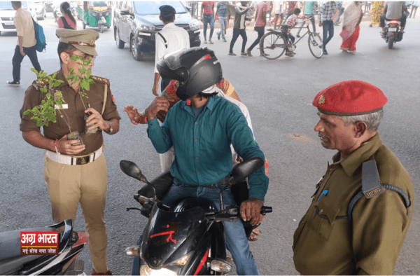 TI e1731559603293 आगरा ट्रैफिक इंस्पेक्टर दुष्यंत राणा ने वितरित किए 108 तुलसी के पौधे, यातायात नियमों का पाठ पढ़ाया