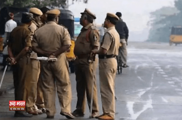 agra police योगी राज में आगरा पुलिस के दरोगा की खुली गुंडई, कवरेज कर रहे पत्रकार की गर्दन पकड़ी