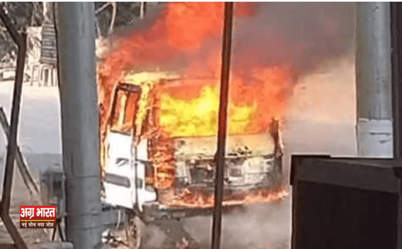 car fire 1 Mainpuri News: अचानक से कार बनी आग का गोला, मची भगदड़