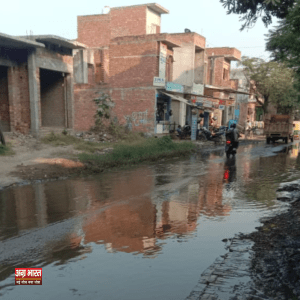 jalbharav जलभराव से जूझ रहे सराय अगहत मार्ग के वाशिन्दे, सड़क बनी तालाब, बाइक सवार और स्कूली बच्चे गिरकर हुए घायल