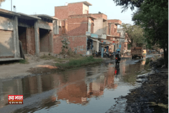 jalbharav जलभराव से जूझ रहे सराय अगहत मार्ग के वाशिन्दे, सड़क बनी तालाब, बाइक सवार और स्कूली बच्चे गिरकर हुए घायल