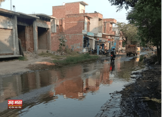 jalbharav जलभराव से जूझ रहे सराय अगहत मार्ग के वाशिन्दे, सड़क बनी तालाब, बाइक सवार और स्कूली बच्चे गिरकर हुए घायल