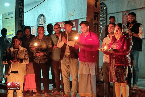 yamuna arti आगरा के प्राचीन कैलाश मंदिर घाट पर हुई मां यमुना की भव्य आरती