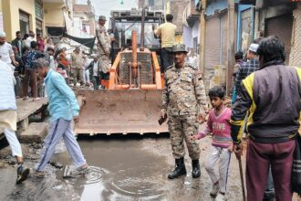 IMG 20241227 WA0055 आगरा: सराय ख्वाजा क्षेत्र में बुल्डोजर की गड़गड़ाहट से मच गई भगदड़, अतिक्रमण हटाने से लोग हुए खुश और नाराज