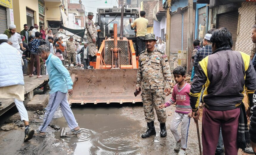 IMG 20241227 WA0055 आगरा: सराय ख्वाजा क्षेत्र में बुल्डोजर की गड़गड़ाहट से मच गई भगदड़, अतिक्रमण हटाने से लोग हुए खुश और नाराज