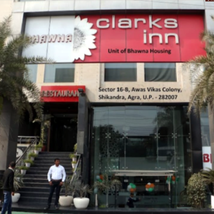 bhawan clarks inn आवास विकास परिषद की अनदेखी: बिल्डर की मनमानी का शिकार हुए 40 परिवार, नोटिस को बनाया मजाक, अधिकारी गहरी नींद सोए