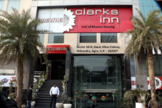 bhawan clarks inn आवास विकास परिषद की अनदेखी: बिल्डर की मनमानी का शिकार हुए 40 परिवार, नोटिस को बनाया मजाक, अधिकारी गहरी नींद सोए