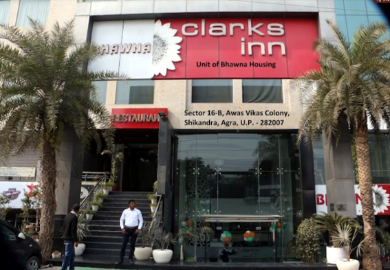 bhawan clarks inn आवास विकास परिषद की अनदेखी: बिल्डर की मनमानी का शिकार हुए 40 परिवार, नोटिस को बनाया मजाक, अधिकारी गहरी नींद सोए