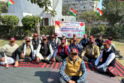 fouji Agra News: पूर्व सैनिकों का धरना जारी; पांच सूत्रीय मांगों को लेकर शहीद स्मारक पर प्रदर्शन