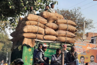 tractor जैथरा में ट्रैक्टर-ट्रालियों का फर्राटा, ट्राली पर सवारियों, प्रशासन खामोश 