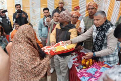 1 40 राज्य मंत्री धर्मवीर प्रजापति द्वारा झुग्गी-झोपड़ियों में निवासरत व्यक्तियों को कम्बल वितरण, महाकुंभ में सभी वर्गों को शामिल होने का किया आवाहन