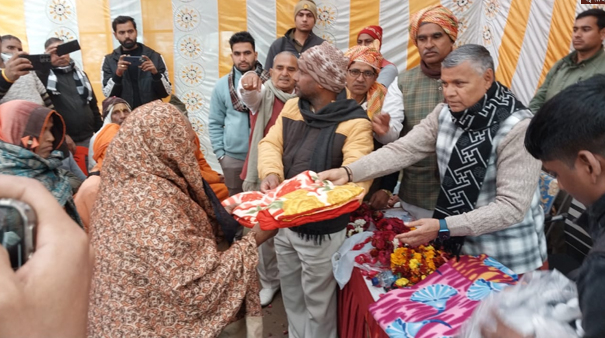 1 40 राज्य मंत्री धर्मवीर प्रजापति द्वारा झुग्गी-झोपड़ियों में निवासरत व्यक्तियों को कम्बल वितरण, महाकुंभ में सभी वर्गों को शामिल होने का किया आवाहन