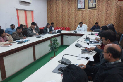 4 33 Agra News: Review Meeting Held Under District Magistrate's Chairmanship Regarding Disposal of IGRS Complaints