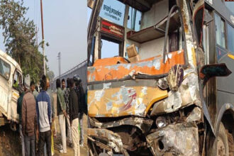 accident in agra आगरा में दर्दनाक हादसा: स्लीपर बस और मैक्स पिकअप की भीषण टक्कर में 2 की मौत, कई घायल