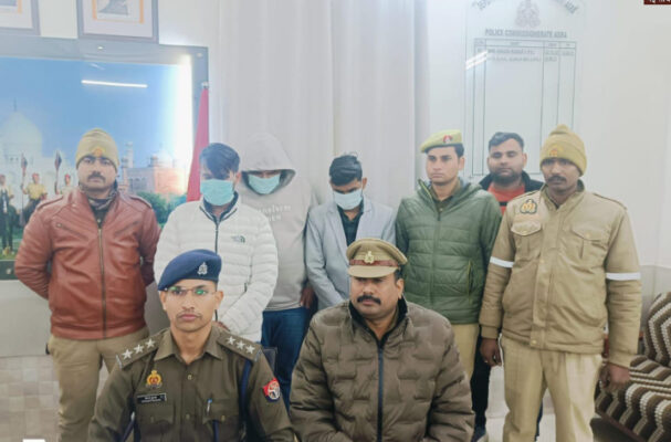 police 2 e1736610338689 आगरा पुलिस का बड़ा पर्दाफाश; ऑनलाइन गेमिंग एप से लाखों की धोखाधड़ी करने वाले शातिरों को भेजा जेल