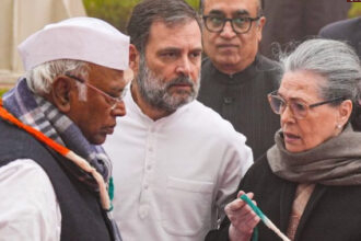 rahul gandhi राहुल गांधी ने माना: 1990 के दशक में कांग्रेस ने दलितों और पिछड़ों के हितों की सही रक्षा नहीं की, आरएसएस के सत्ता में आने का कारण बनी कांग्रेस की नीतियों में चूक