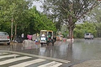 rain आगरा में मौसम का खेल: बारिश और धूप ने बढ़ाई हल्की ठंड, आने वाले दिनों में कोहरा और ठंड का अनुमान