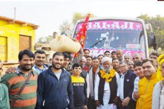 4 1 पिपहेरा से सैंकड़ों तीर्थयात्री महाकुम्भ प्रयागराज के लिए गाजे-बाजे के साथ विदा